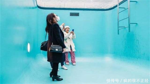 中年|全球最“神奇”泳池,美女游客在水下自由行走,却连衣服都不湿!