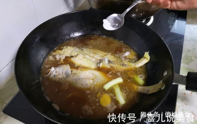 炖鱼时,去腥有人加酒有人加醋,都不对!教你最好吃做法,太香了