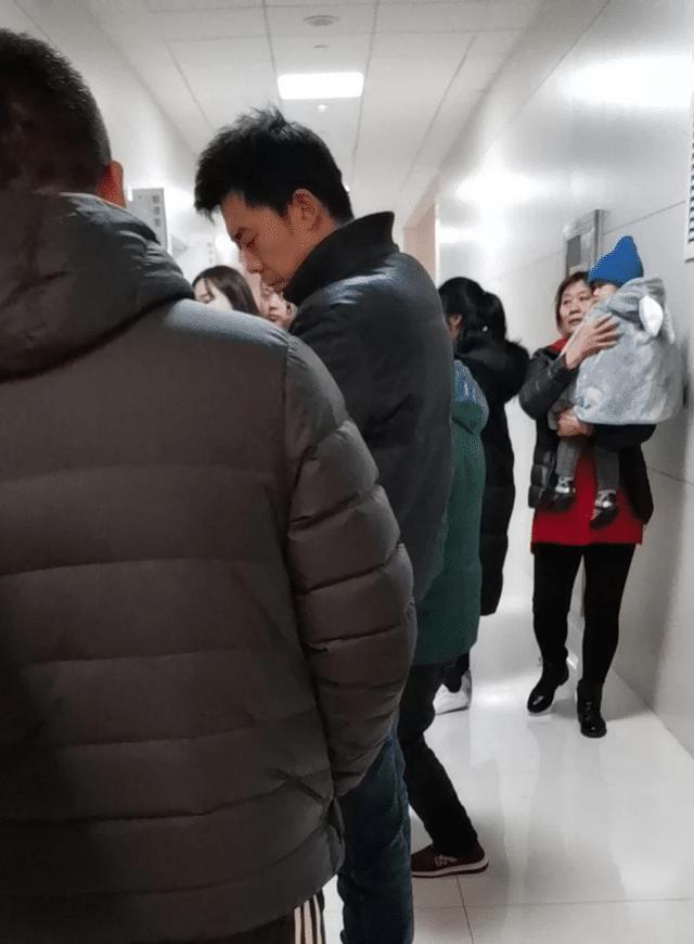就诊|孩子发烧去医院,排队排到800多号,曾经家长的冲动换来儿科无人