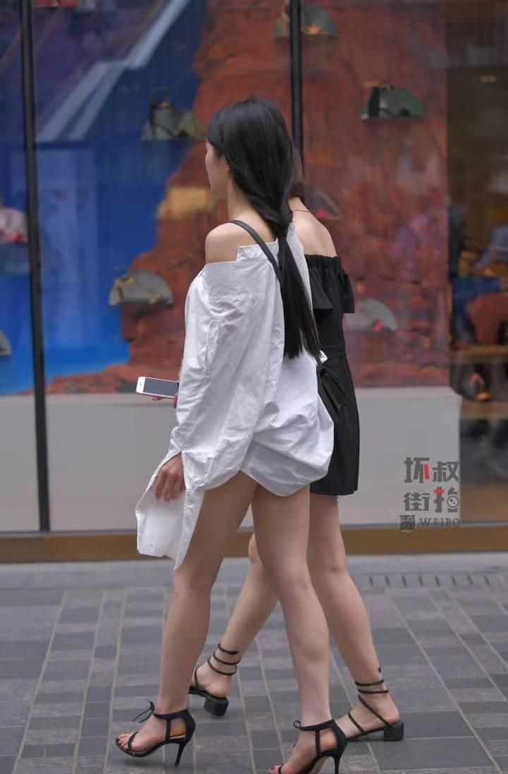 街拍小姐姐穿衣“不正经”，这么严肃的白衬衣被她穿成这样