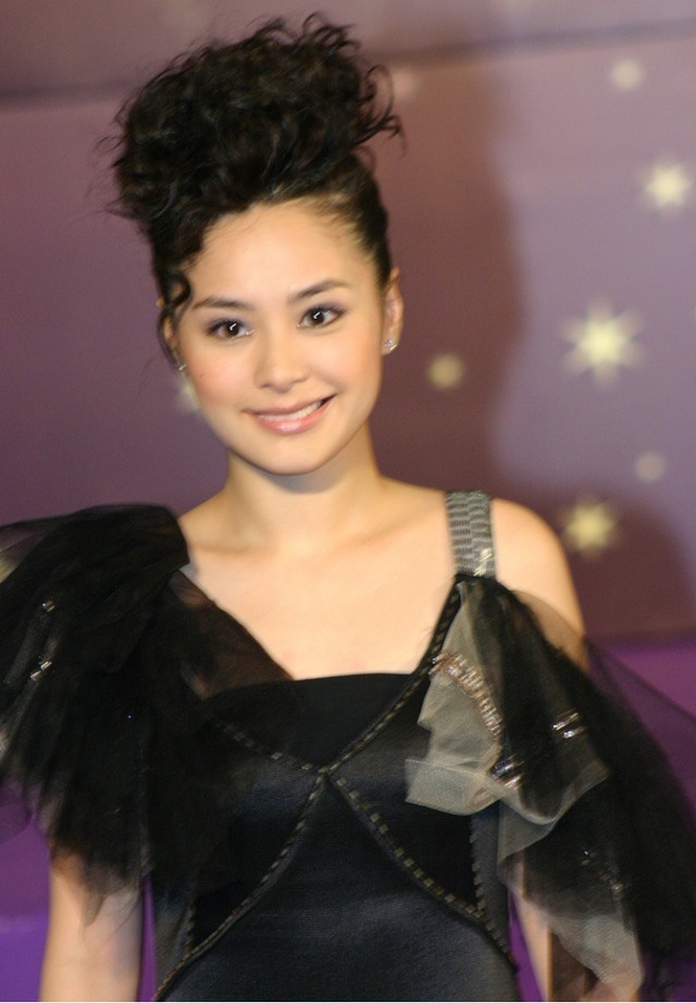 阿娇气质全开,穿黑色吊带连衣裙超洋气,发型有点浮夸,但很吸睛