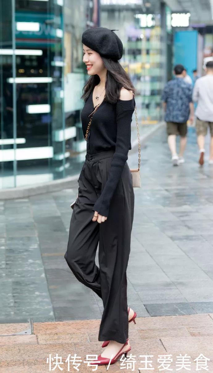 美女脚上穿着一双酒红色的高跟鞋，展露出她那优雅的脚面