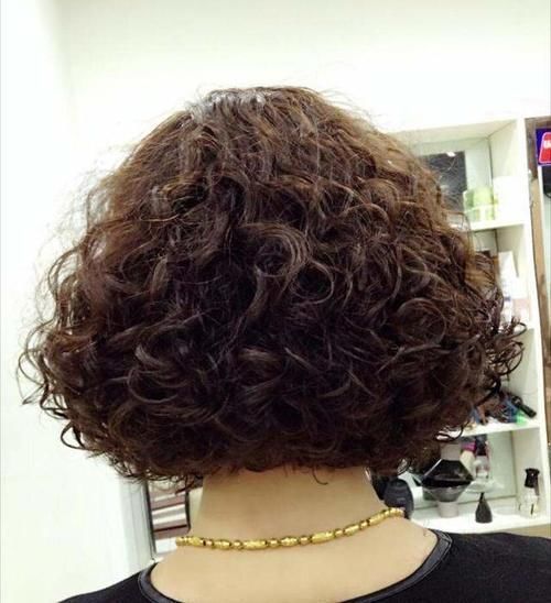 雷区|中年女性烫头显老?教你几招,避开雷区又时髦