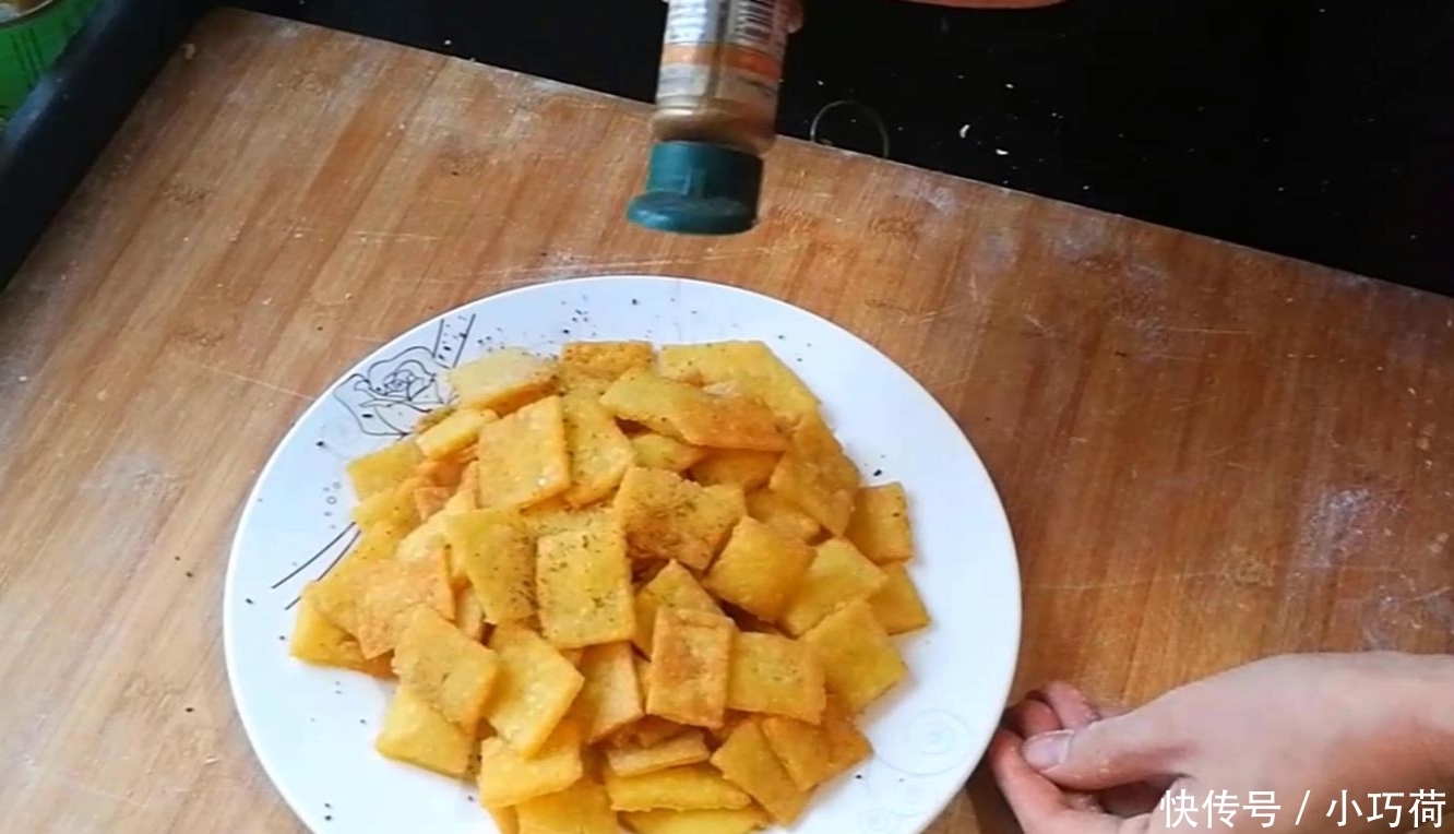 筷子|小米里加1个鸡蛋, 筷子一搅, 简单一揉一擀, 一出锅孩子抢着吃