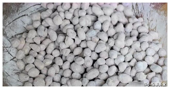 花生米里打1个鸡蛋,简单一做,拿大鱼大肉都不换,过瘾