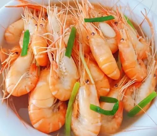 放油|煮虾时,放油好还是放盐好大厨都不对,放它虾肉才会更鲜嫩