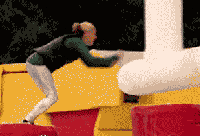 |搞笑GIF:第一次见发传单还能这么诚恳的,不接受都不忍心啊!