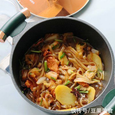 「猪肉白菜炖粉条」天寒手脚凉,全家都爱这道菜,暖身暖胃