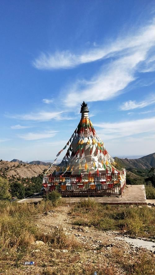 内蒙古一座寺庙很少人知道，群山环绕，仿佛避世桃源