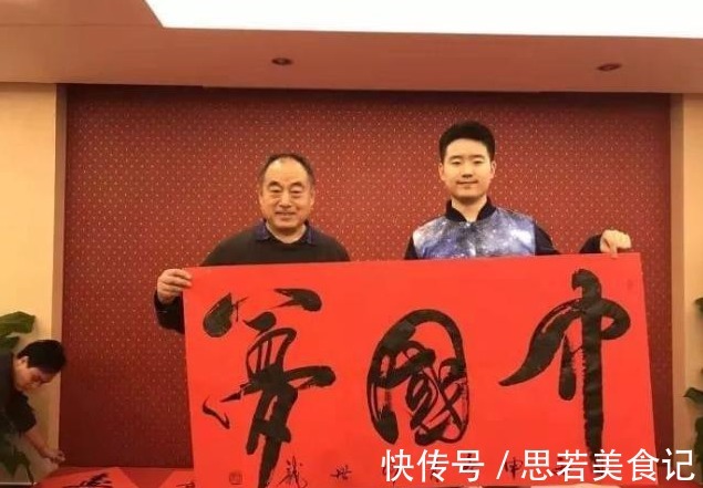 小小年纪!书法神童何世龙:9岁进书协,11岁4个字卖11万,今21岁的他在干啥