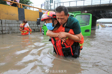 涵洞|暴雨中两人被困涵洞，连云港消防紧急救助终解困