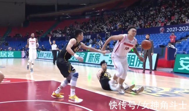 裁判員|1分鐘連吃違體+技犯！孫銘徽慘遭驅(qū)逐，廣東7分鐘僅2分，杜鋒不滿