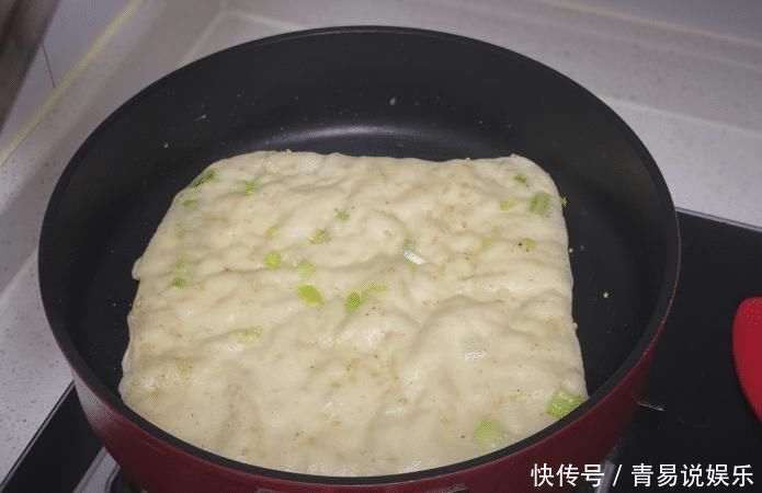  自己烙饼，为何总是硬外婆教我一招，香软酥脆层次多，个个鼓泡
