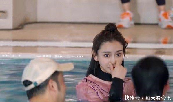 汪苏泷 杨颖接受惩罚落入水中,抬起头时鼻子突然“变形”伸手救场都晚