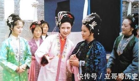 平儿|王熙凤与贾琏合欢，为什么平儿也在房内服侍，你看看她是什么身份