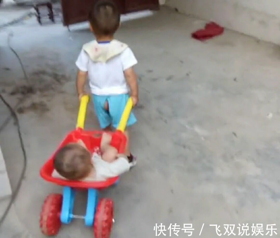 李妈妈|宝妈在厨房做事,让3岁的哥哥带弟弟玩,出来一看,乐得合不拢嘴