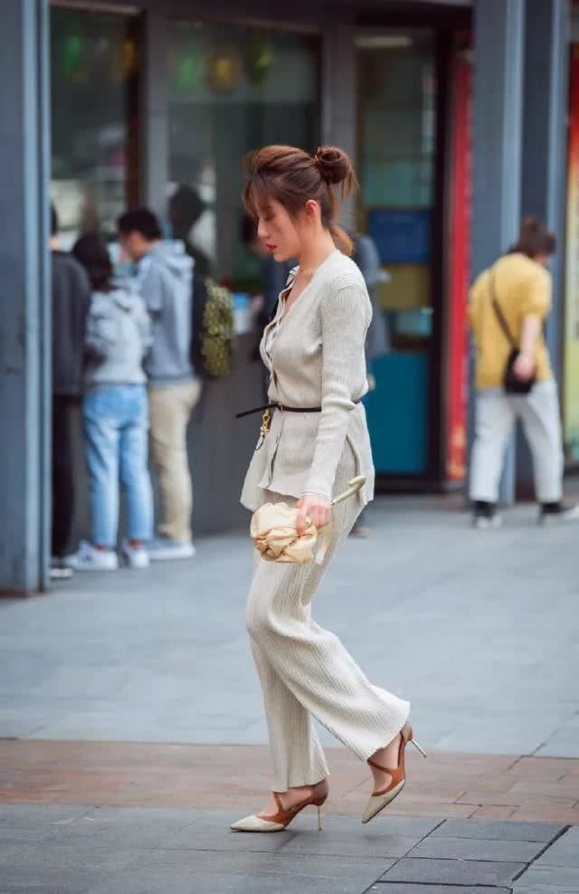 街拍:小姐姐内搭抹胸连衣半裙,脚踩高跟鞋,显得身材高挑又妩媚