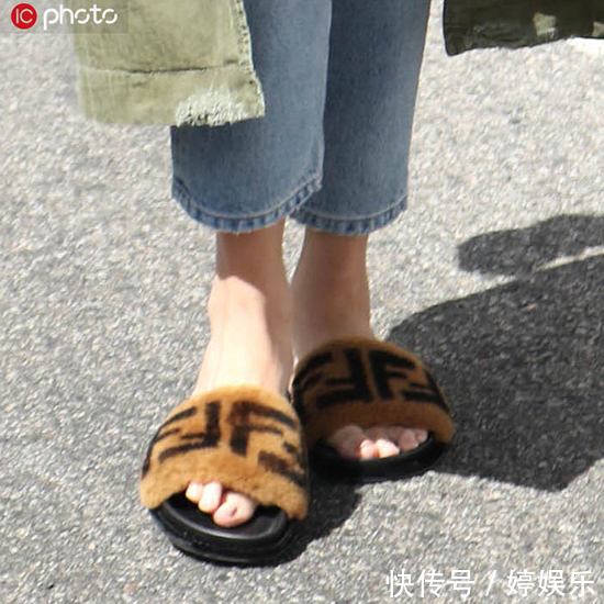香奈儿 一不小心把澡堂专用拖鞋穿出街,却收到了无数羡慕的目光…