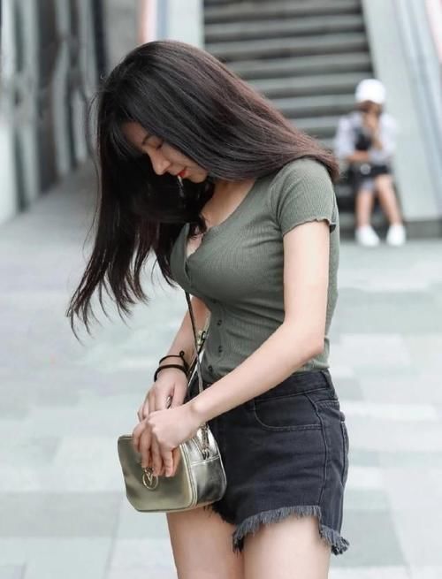 气息|紧身牛仔裤美女的装扮尽显女性柔美气息,在细节中彰显美