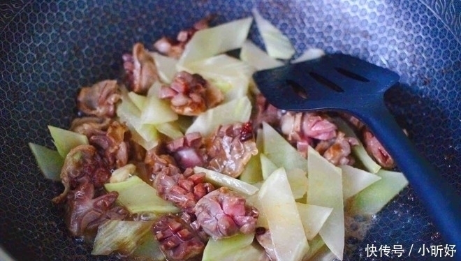 鸡身上最脏的部位,里面含大量重金属,白给都不要,炒菜要扔掉