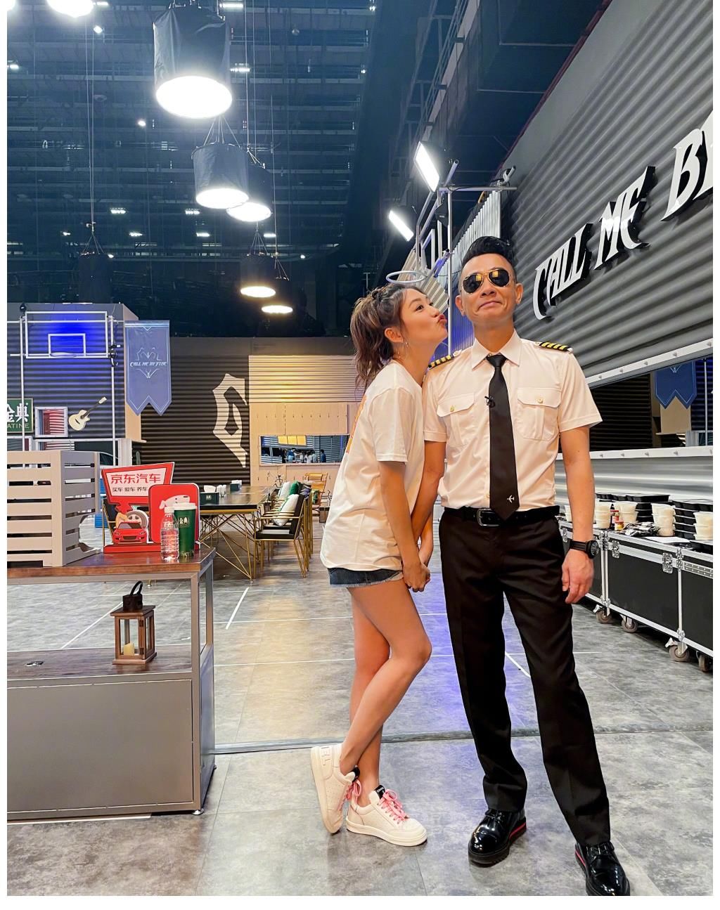 應(yīng)采兒曬陳小春張智霖張晉高瀚宇后臺合照 牽手陳小春甜到爆漿