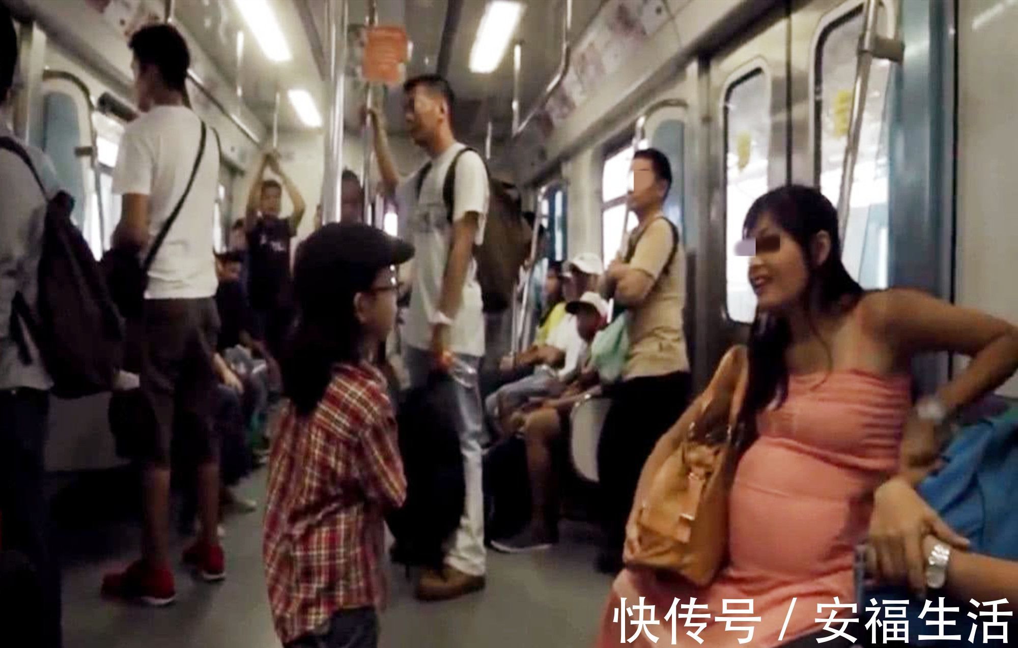 老人|孕妈地铁被逼让座,老人恶意揣测其“装孕”,小孩一句话众人羞愧