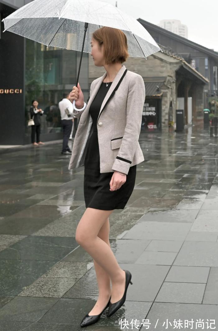 清纯 街拍:黑色连衣裙外搭小西装,精致干练显清纯,搭配显高级