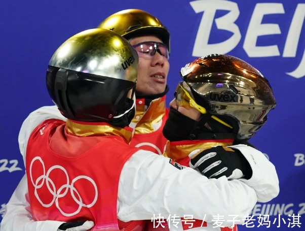 美国|意外夺金!美国教练抱头不敢信,跪地喜极而泣,中国3人相互安慰