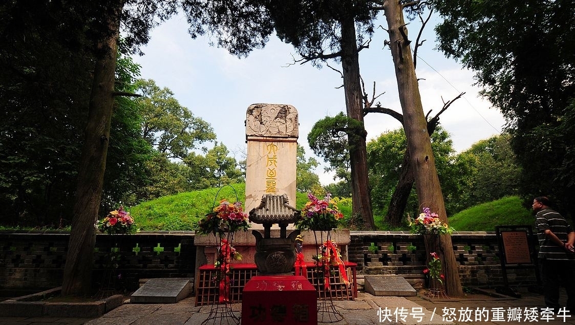  用布|康熙不愿给孔子下跪，大臣用布挡住1字，康熙身体一软，扑通跪下