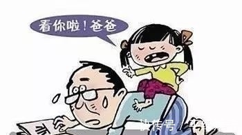 老婆|爸爸帮孩子补作业,遭老婆拍视频举报,这样的家庭教育不可取!