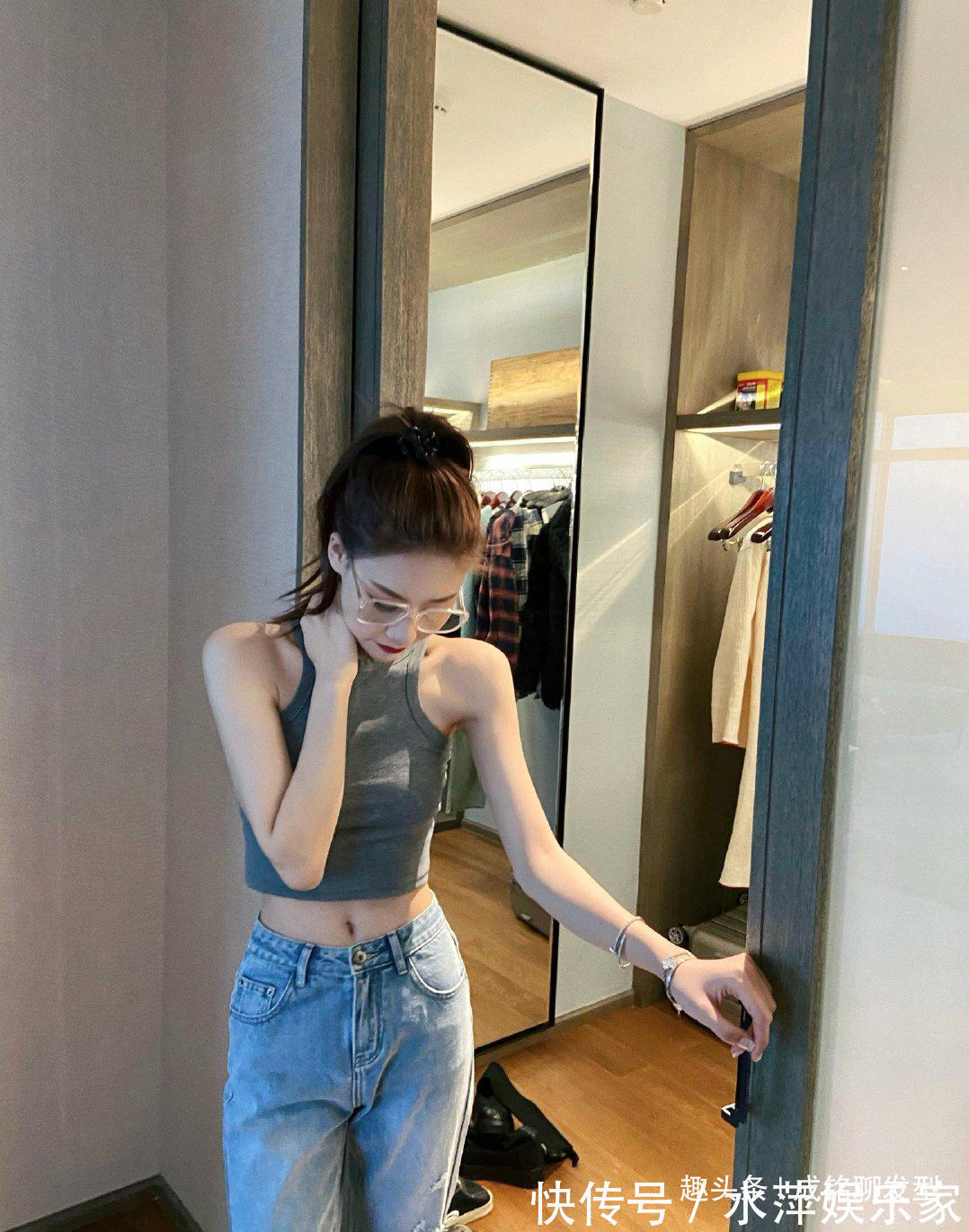 小姐姐 人手一件的牛仔裤这样穿,减龄瘦身又显身材,无抗拒力的时尚单品