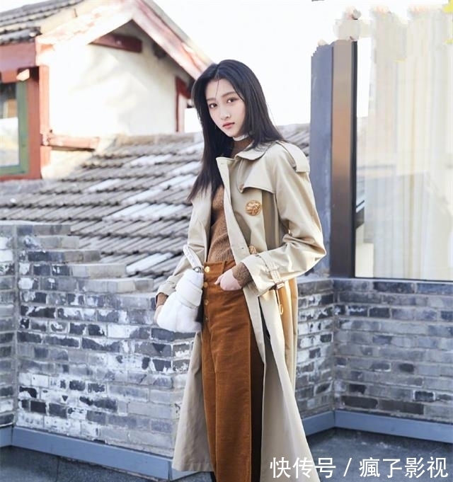 小姐姐|今秋风衣的挑选法则是:“过膝不过踝”,洋气显高,小个子也适合