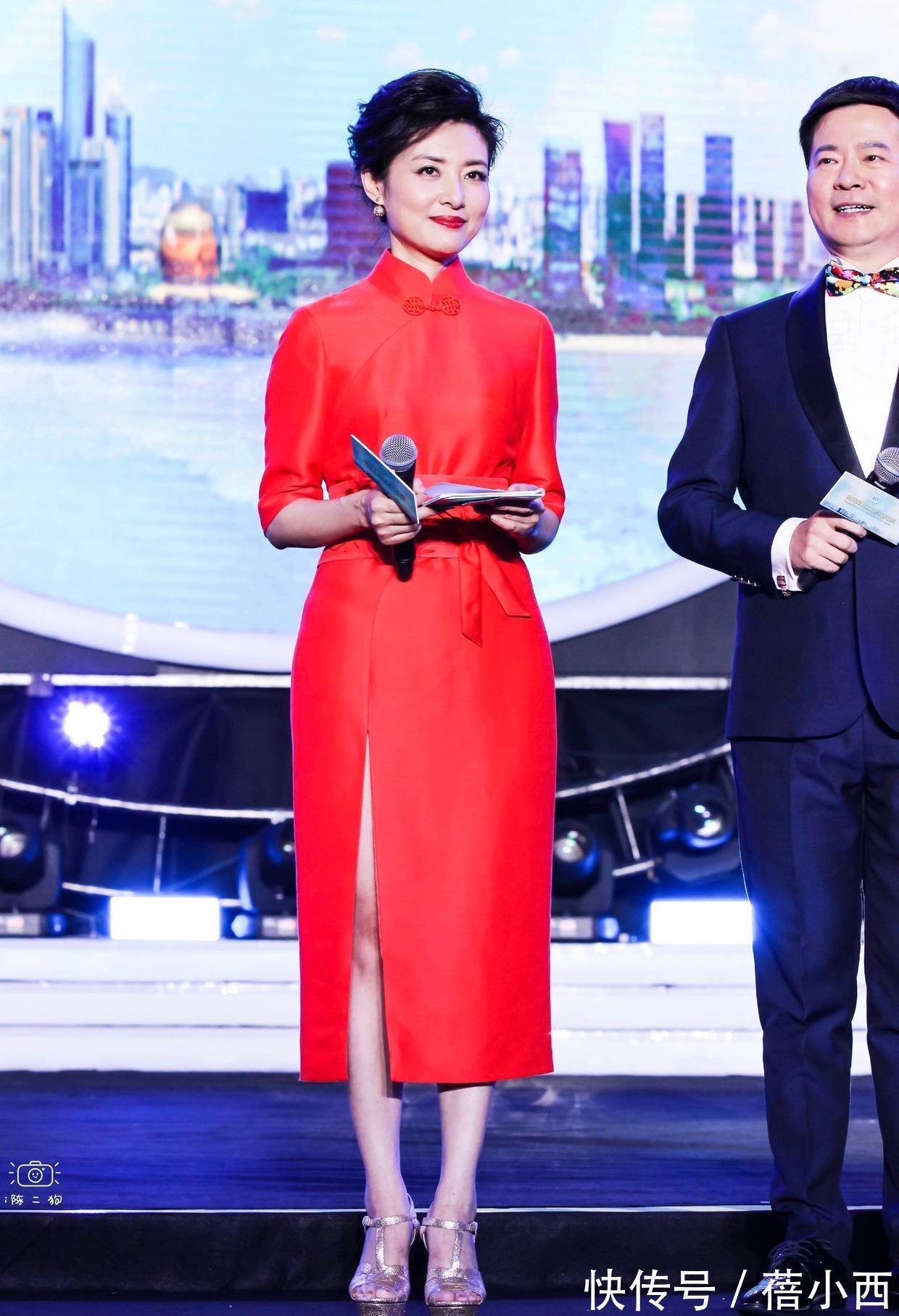 连衣裙|周涛终于高调一回,穿红色连衣裙配金色高跟鞋,身材比例真不错