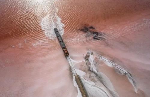 网友|火车驶入粉色盐湖，俄版《千与千寻》如此唯美