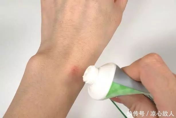 刷牙|牙膏不只能刷牙，放家里3个小妙用，学会省钱也省事，你会吗？
