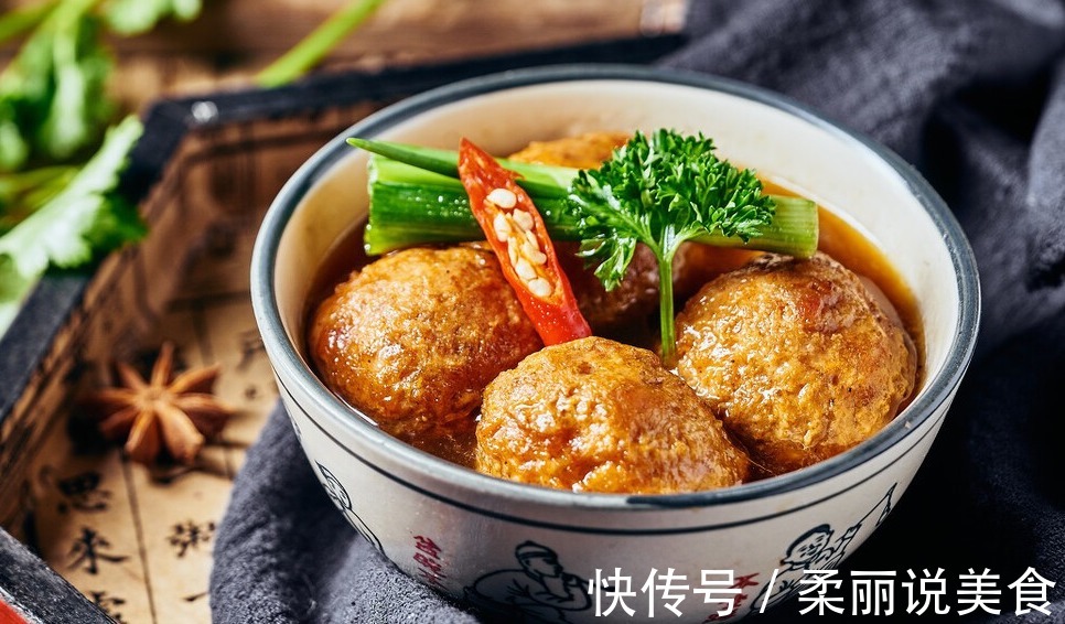 宴席常出现的四喜丸子，原来做法这么简单，自己做好吃馅料又足