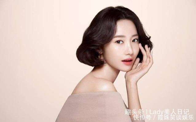 她被誉为“短发女神”，长相精致气质高冷，短发造型时髦又迷人