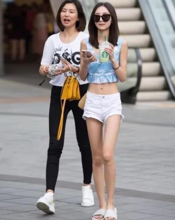 街拍：长发披肩的小姐姐，白色的上衣穿出了气质，很有气场