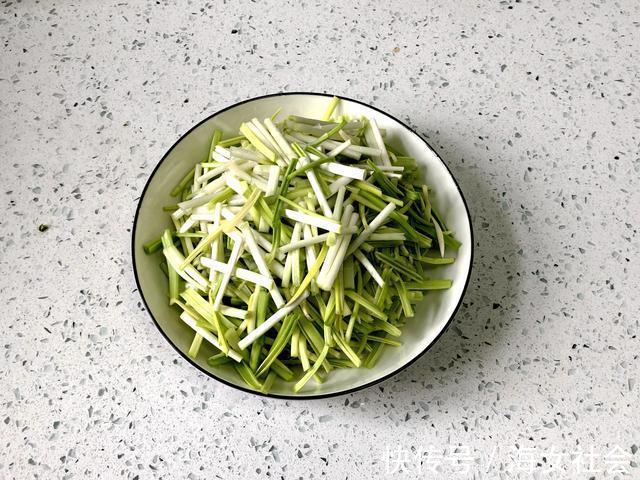 红椒|韭黄炒鸡蛋，先炒韭黄还是先炒鸡蛋，很多人搞错，难怪韭黄不好吃