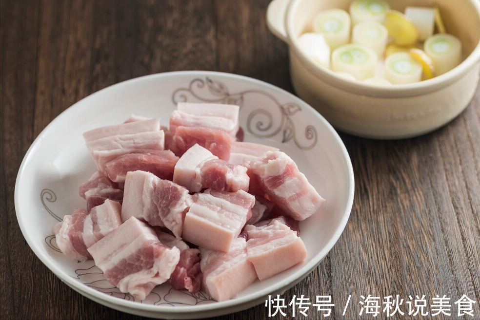 炖红烧肉，别直接加水炖，牢记3窍门，出锅不柴不腥，一点不油腻