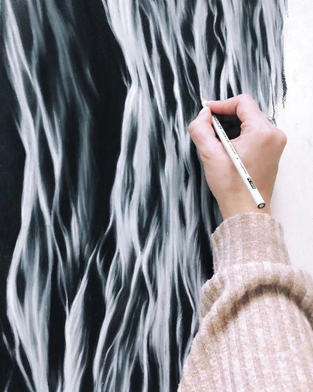 画家$美女画家耗费70根铅笔,用5周时间画了一幅海景,效果让人惊讶