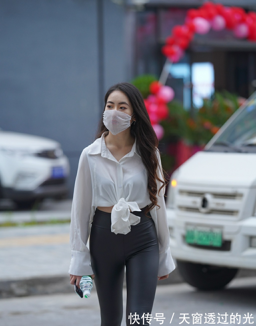 小姐姐 皮裤真是“经典”,搭配薄衬衫既显身材,又有魅力!