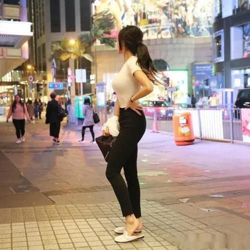 牛仔裤|美女穿简单的T恤+牛仔裤，也能风情无限，美丽迷人