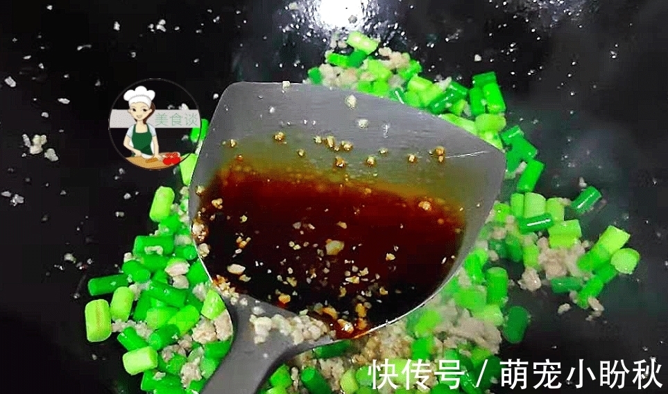 鲜香|菜市场遇到它别手软,被誉为“天然青霉素”,切粒炒着吃,鲜香爽脆