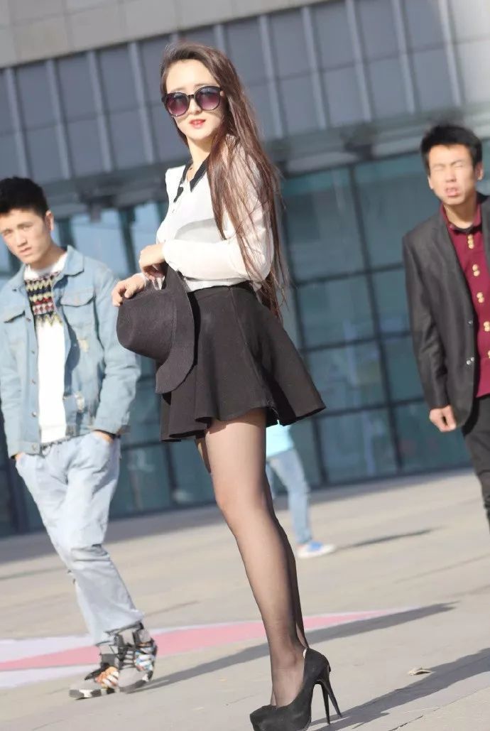 街拍|街拍：小姐姐白色紧身裙搭配，展现出夏季的穿搭魅力