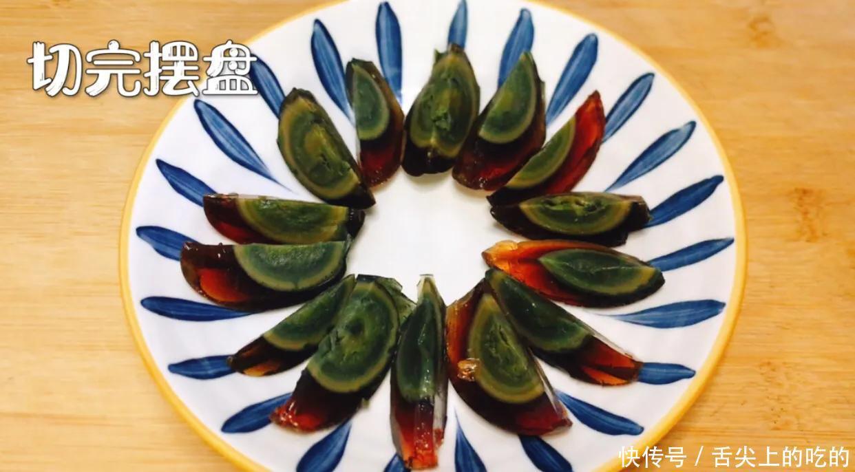 凉拌青椒皮蛋最简单的家常做法,皮蛋入味滑嫩爽口,一上桌就吃光