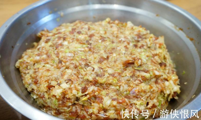 调白菜馅,不要用盐杀水或者焯水,巧用一招,饺子好吃还营养高