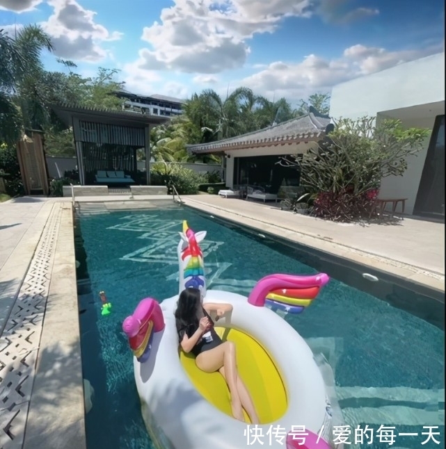 网友偶遇霍思燕杜江冲浪,嗯哼赤脚玩,粉丝被问小女孩说“三不”