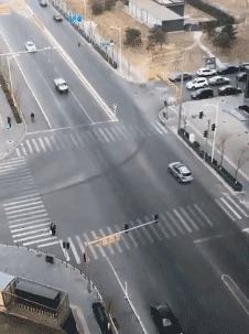 |搞笑GIF：小伙子，这就是嘚瑟的后果，这一下腰估计要废了