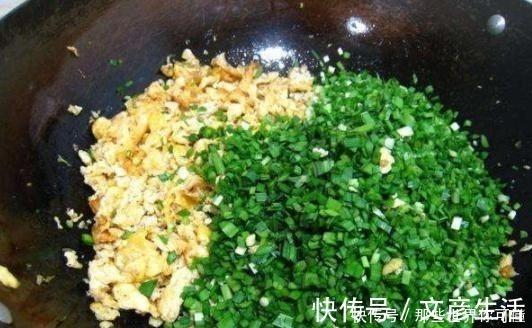 饺子|调韭菜饺子馅，最怕放多了盐，加点“它”，饺子香嫩少出水！